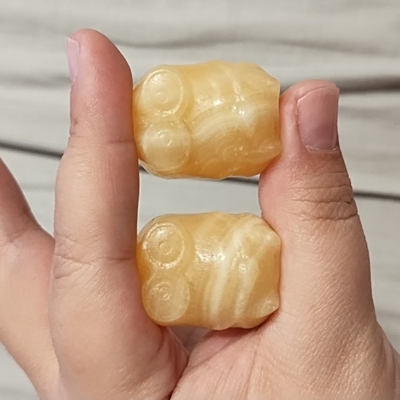 Calcite mini minion carvings - Picture 2 of 4